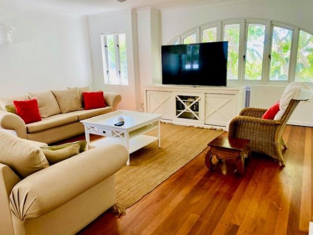 Beachview Apartments At Villa Paradiso ปาล์มโคฟ ภายนอก รูปภาพ